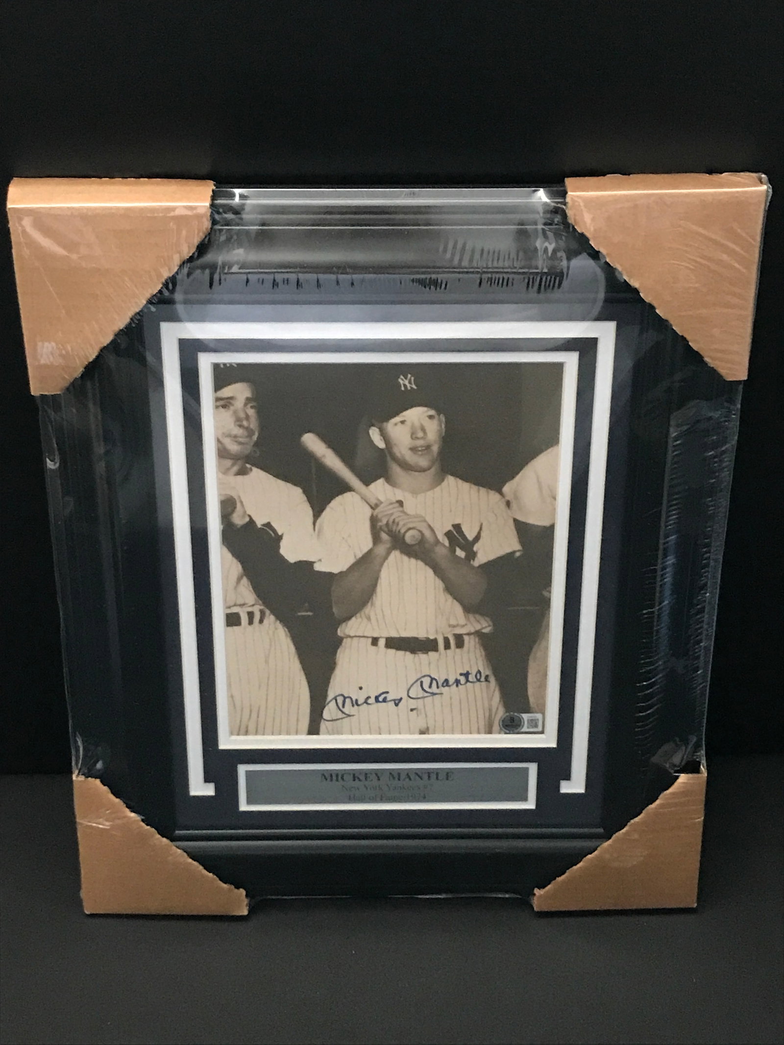 MICKEY MANTLE SIGNED AND FRAMED 8X10 - BECKETT COA (1 of 3)