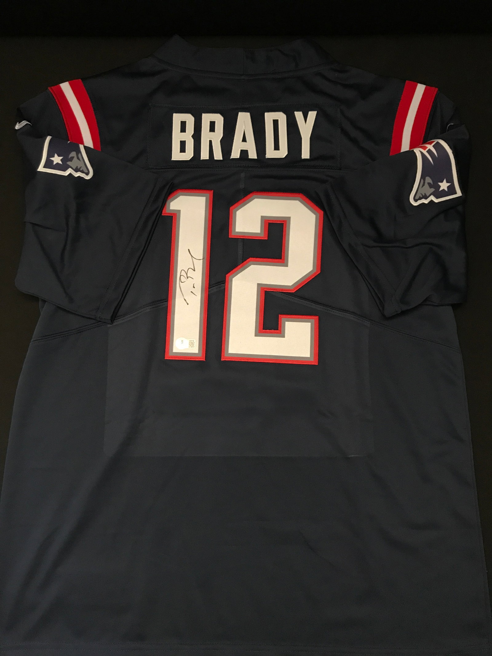 TOM BRADY SIGNED NEW ENGLAND PATRIOTS JERSEY - BECKETT COA: Prices are in Canadian dollars