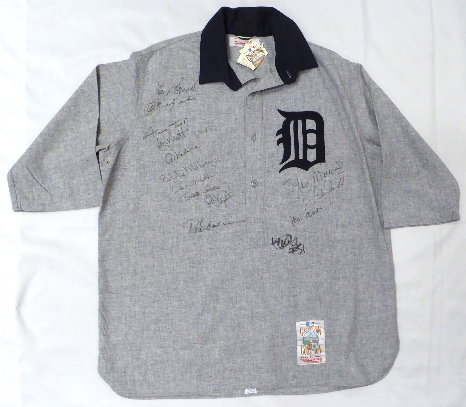 3000 Hit Club Autographed Jersey With 15 Signatures Including Aaron, Mays, Ichiro & Rose Beckett: This is a Gray Jersey that has been hand signed by 3000 Hit Club. Signatures include Hank Aaron, Willie Mays, Ichiro Suzuki #51, Stan Musial, Dave Winfield, Lou Brock, Carl Yastrzemski, George Brett, 