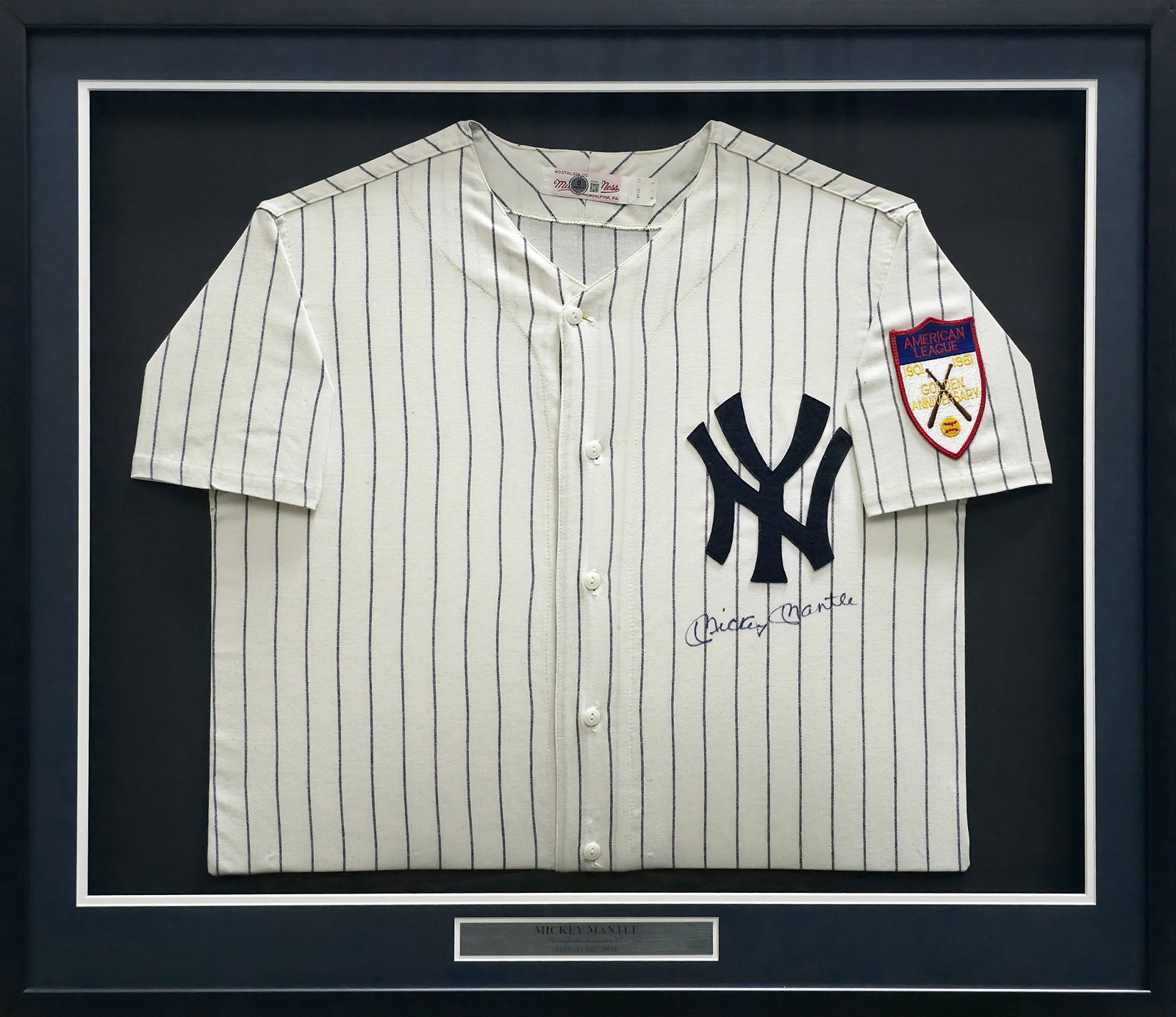 MICKEY MANTLE SIGNED AND FRAMED NEW YORK YANKEES JERSEY - BECKETT LOA (1 of 5)