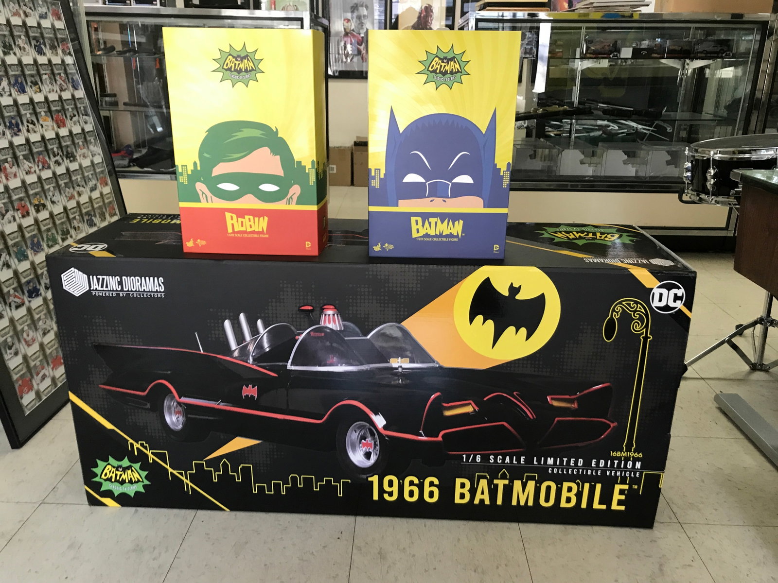 ULTRA RARE 1:6 SCALE 1966 JAZZINC BATMOBILE WITH SIDESHOW 1:6 SCALE BATMAN ROBIN STATUE (1 of 6)
