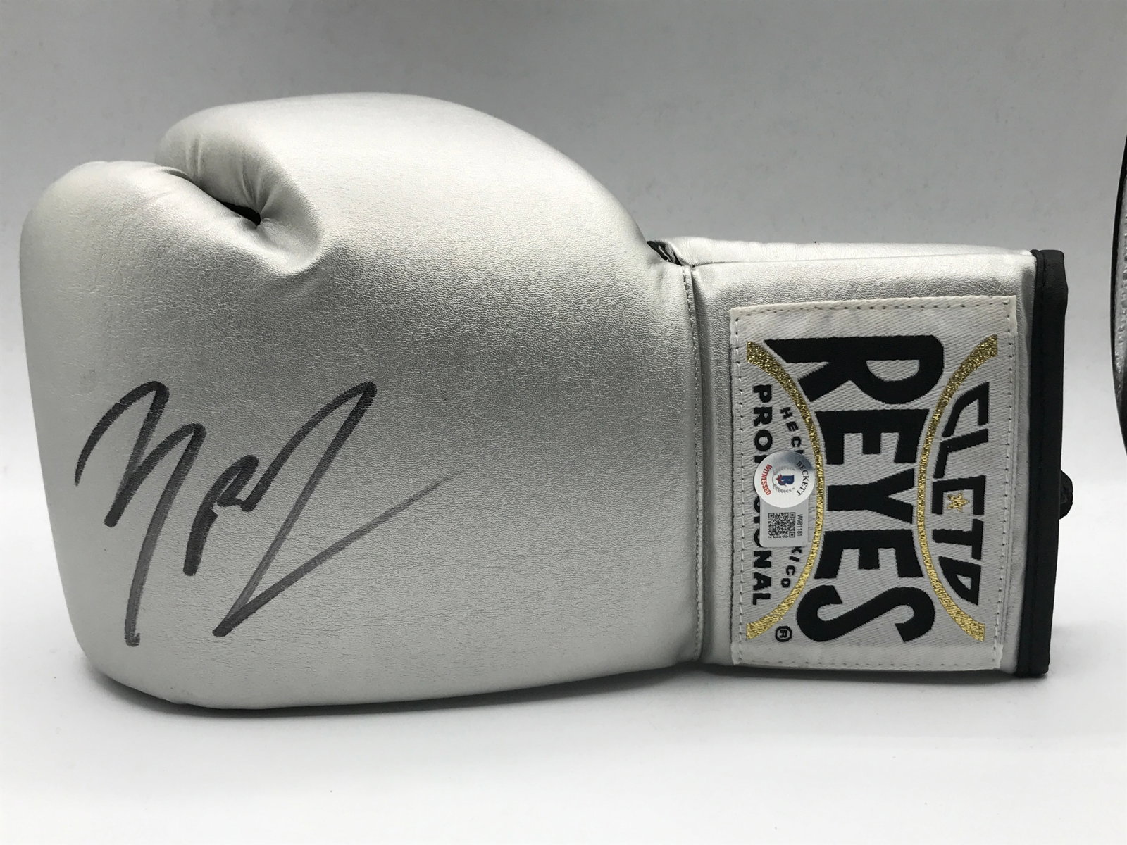 MICHAEL B JORDAN SIGNED CREED BOXING GLOVE - BECKETT COA (1 of 1)