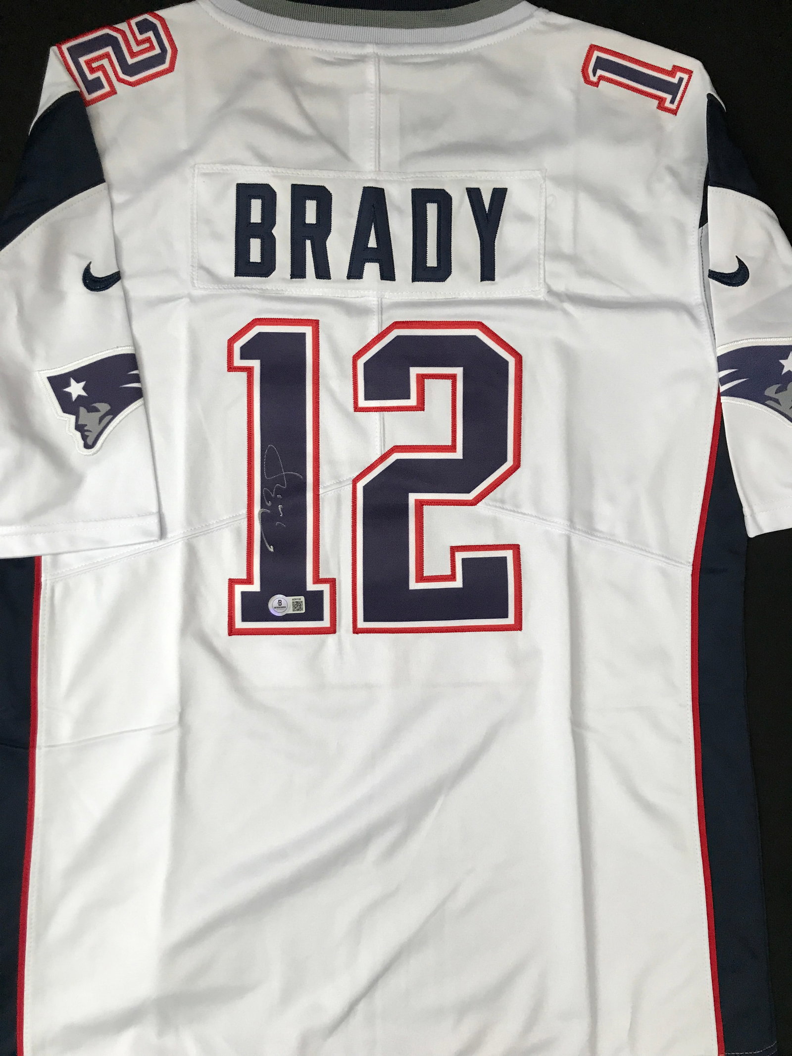 TOM BRADY SIGNED NEW ENGLAND PATRIOTS JERSEY - BECKETT COA (1 of 3)