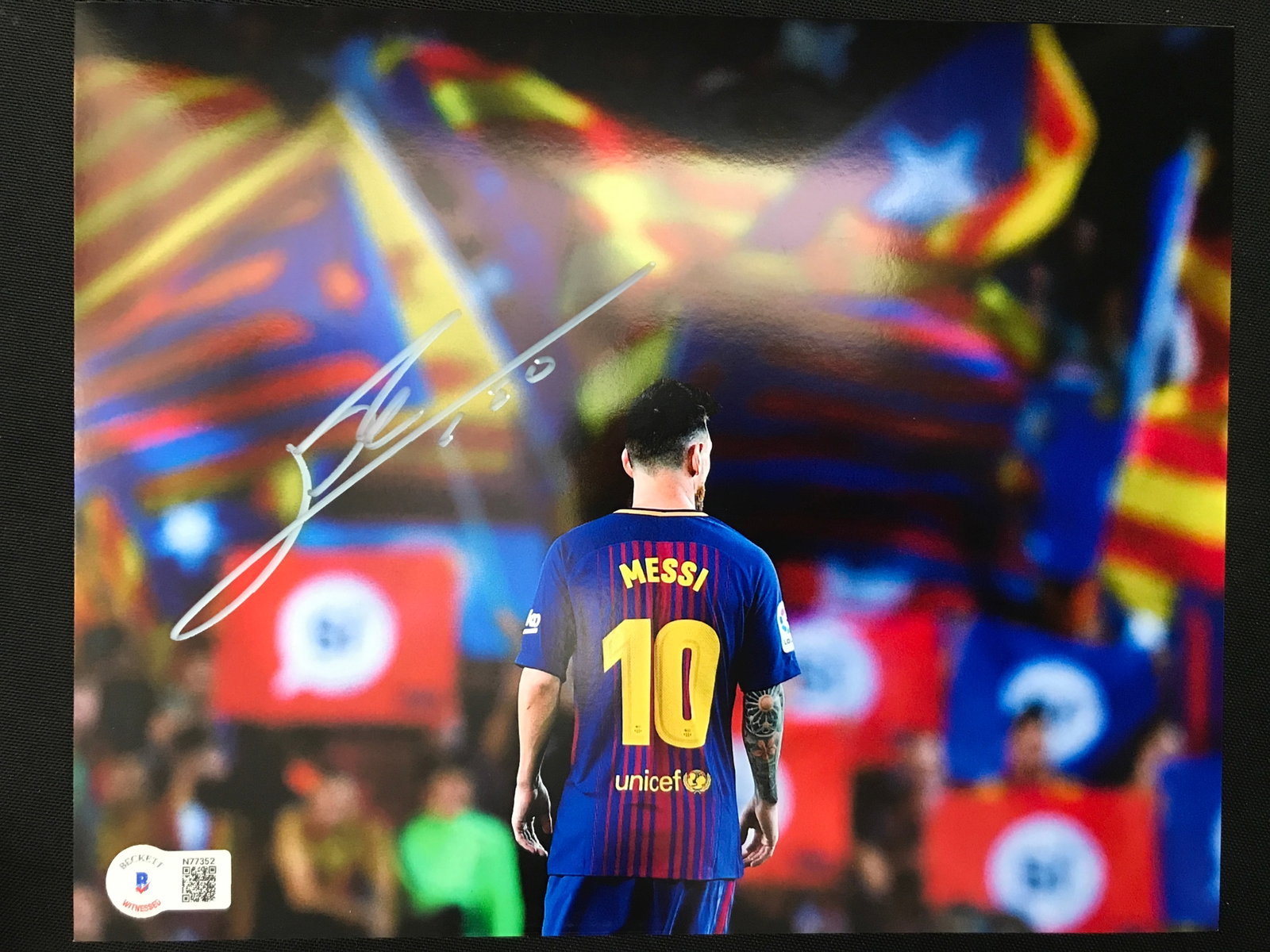 LIONEL MESSI SIGNED 8X10 - BECKETT COA: Prices are in Canadian dollars