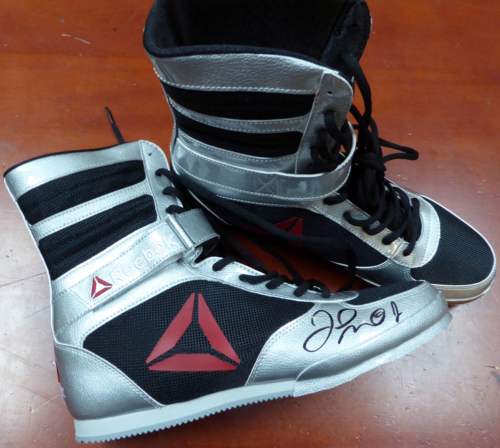 FLOYD MAYWEATHER SIGNED BOXING BOOT - BECKETT COA: Prices are in Canadian dollars