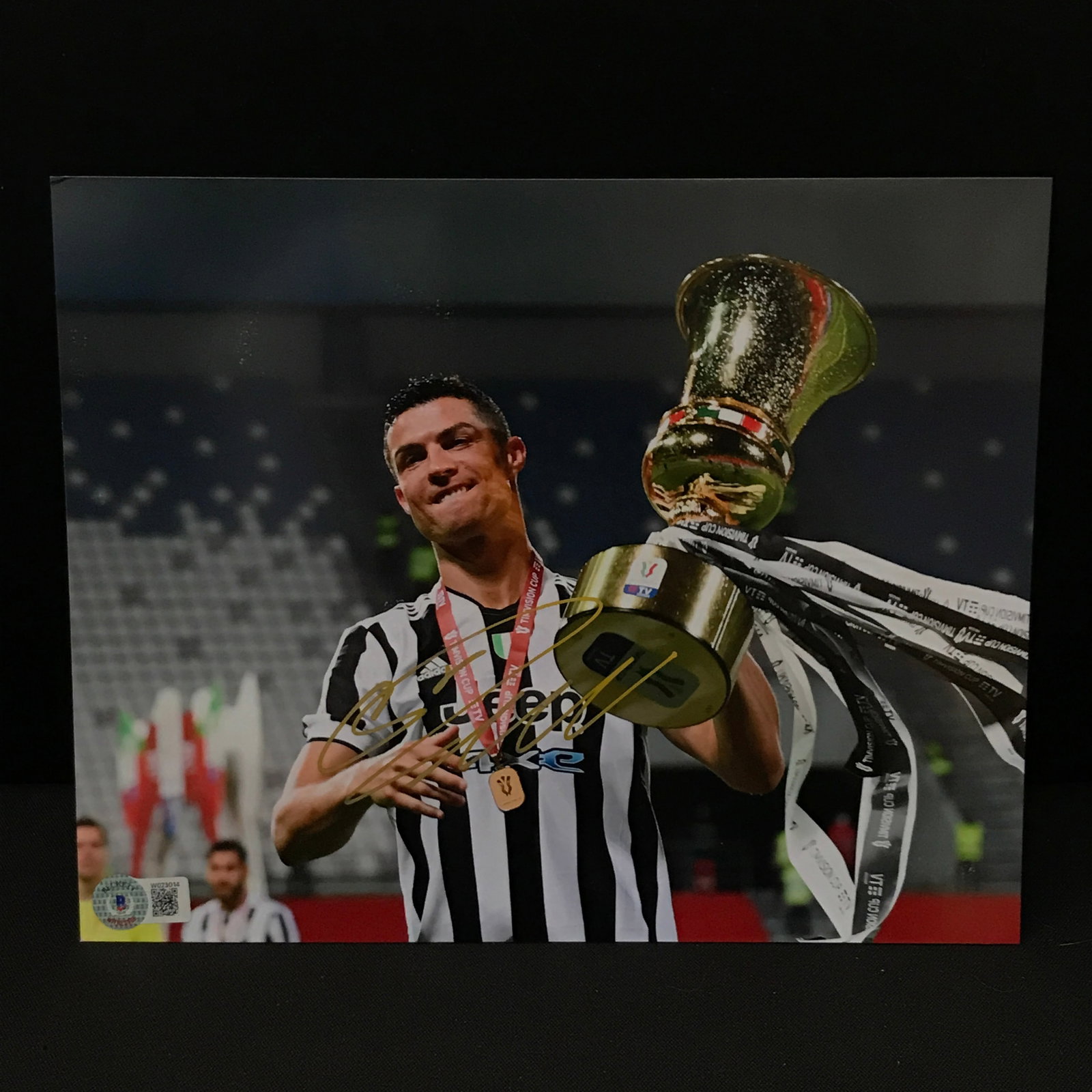 CRISTIANO RONALDO SIGNED 8X10 - BECKETT COA: Prices are in Canadian dollars