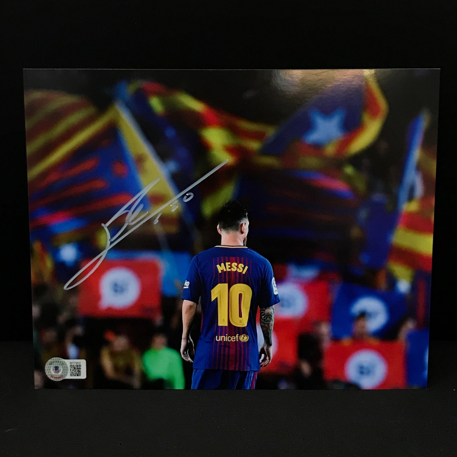 LIONEL MESSI SIGNED 8X10 - BECKETT COA: Prices are in Canadian dollars