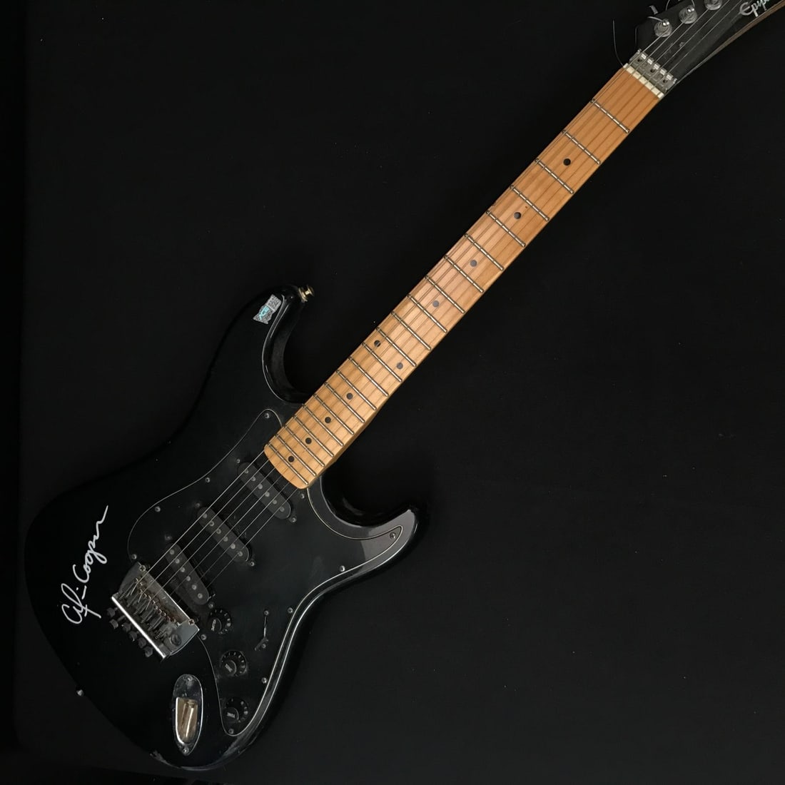 ALICE COOPER SIGNED GUITAR - ACE COA (SMALL SCRATCH ON BOTTOM OF GUITAR (1 of 2)