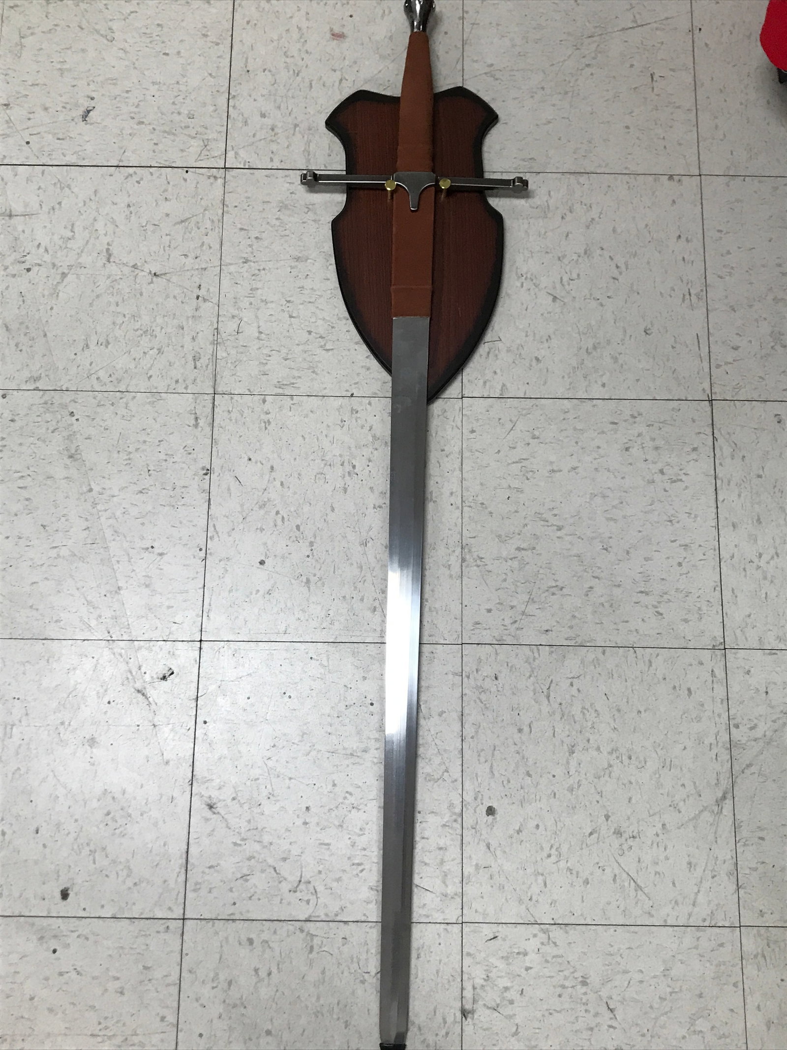 BRAVEHEART AAA REPLICA SWORD WITH PLAQUE: NOT SIGNED Prices are in Canadian dollars