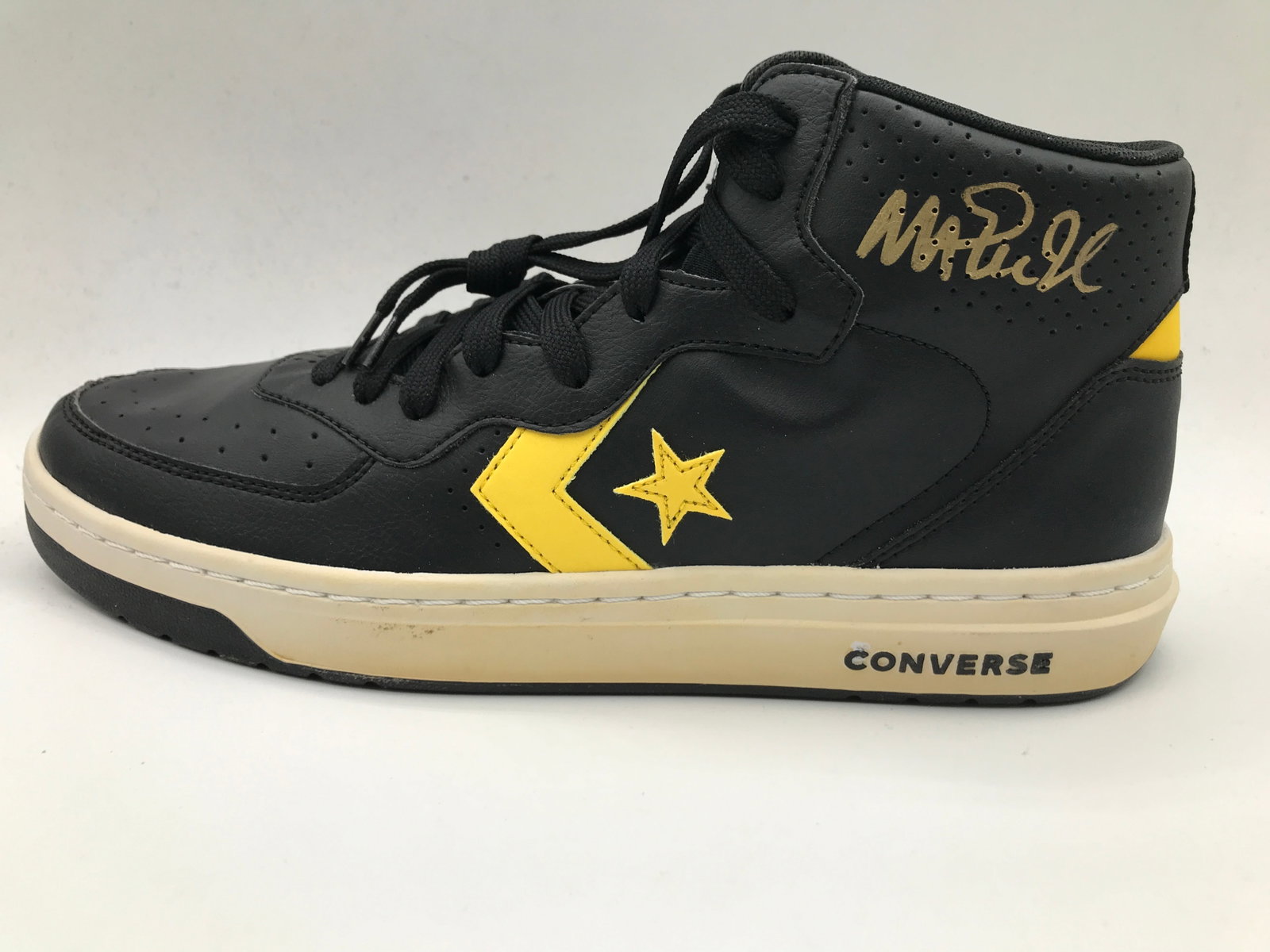 MAGIC JOHNSON SIGNED CONVERSE BASKETBALL SHOE - BECKETT COA (1 of 3)