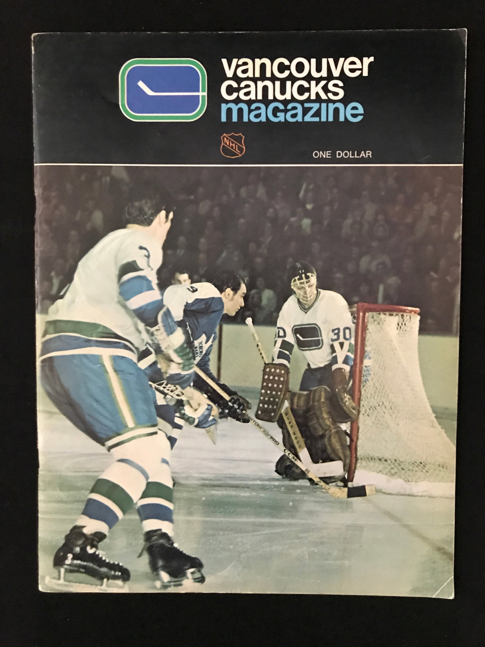 VANCOUVER CANUCKS MAGAZINE WITH TORONTO MAPLE LEAFS PAGE SIGNED BY MOST OF THE TEAM: Prices are in Canadian dollars