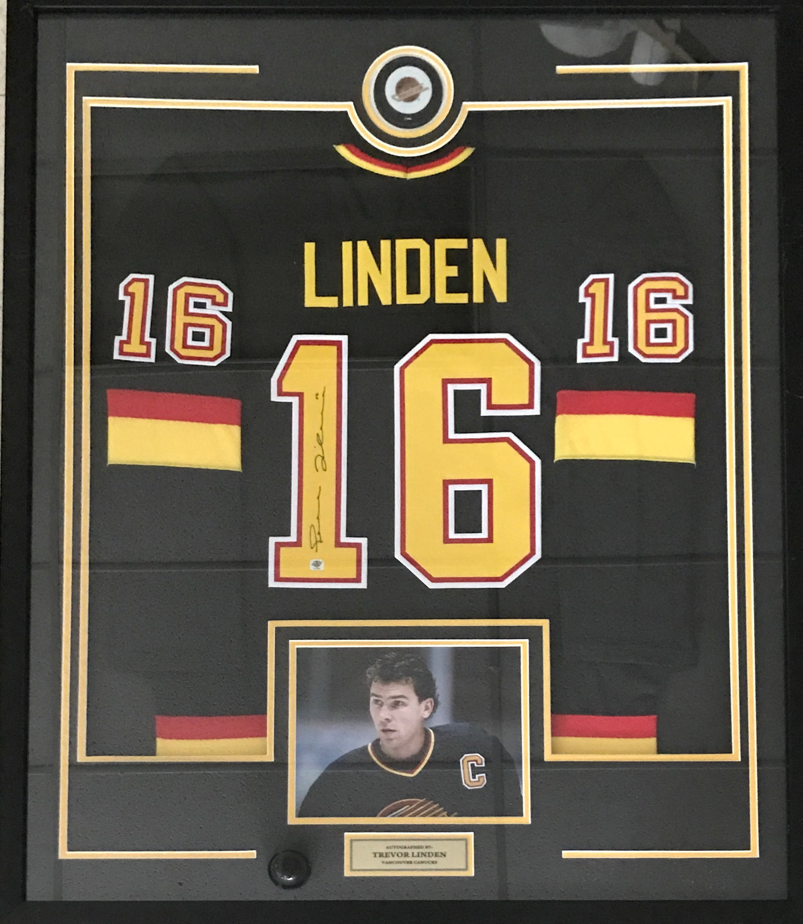 TREVOR LINDEN SIGNED AND FRAMED VANCOUVER CANUCKS HOCKEY JERSEY EAST COAST COA: Prices are in Canadian dollars