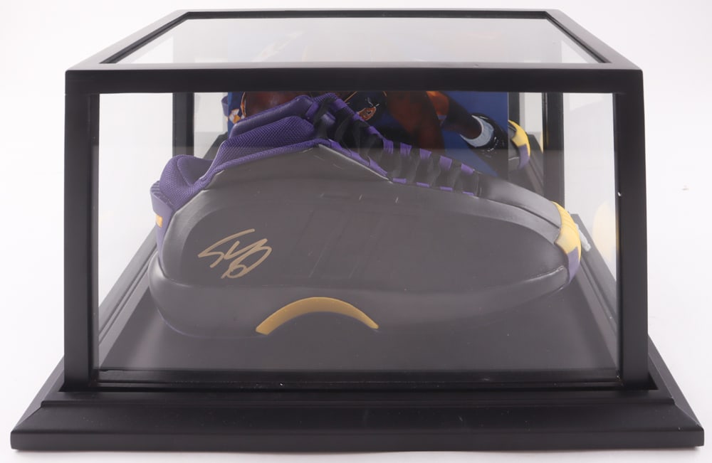 SHAQUILLE ONEAL SIGNED BASKETBALL SHOE IN CASE (BECKETT COA): Prices are in Canadian dollars