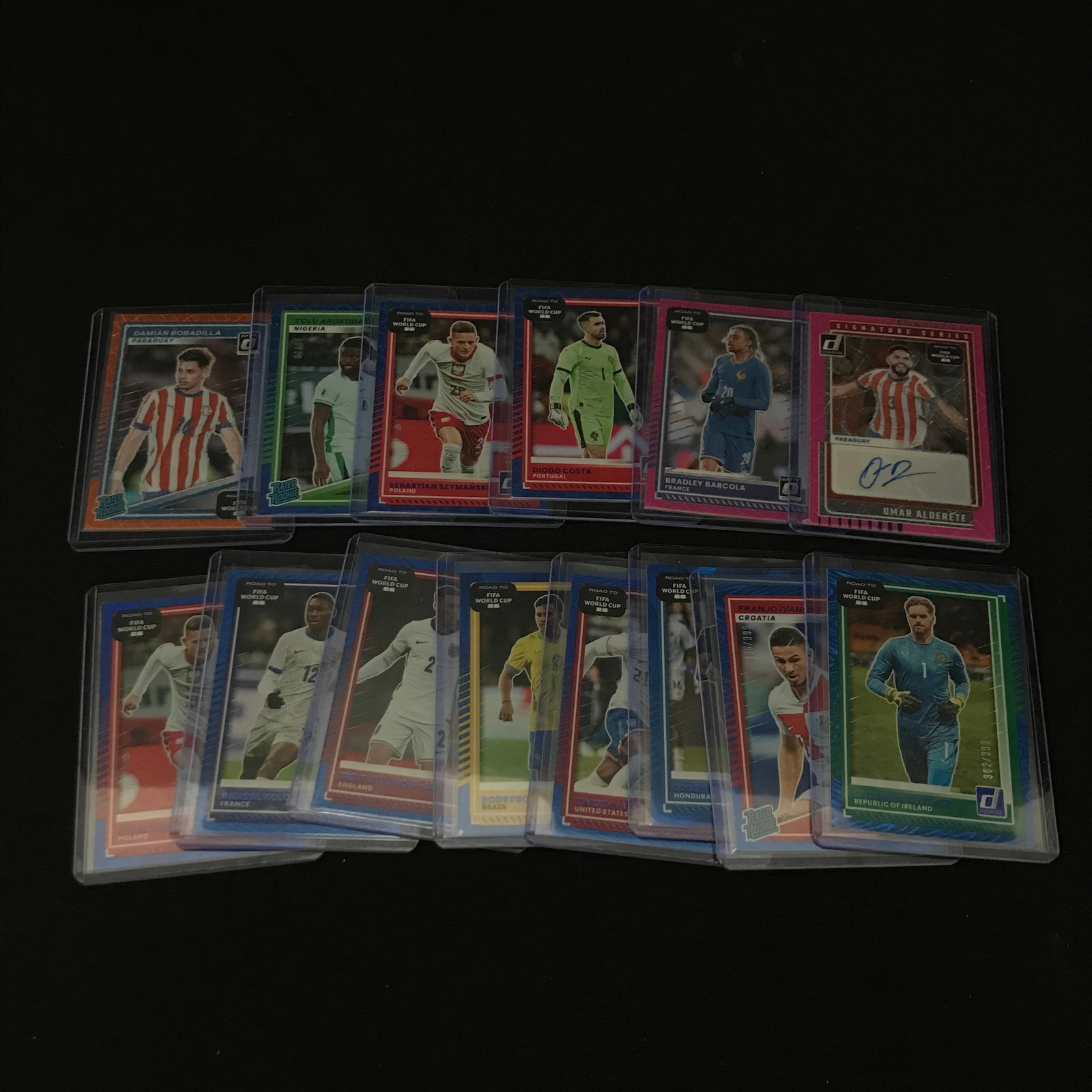 LOT OF 14 DONRUS SOCCER TRADING CARDS - INCLUDING 1 SIGNED: Prices are in Canadian dollars