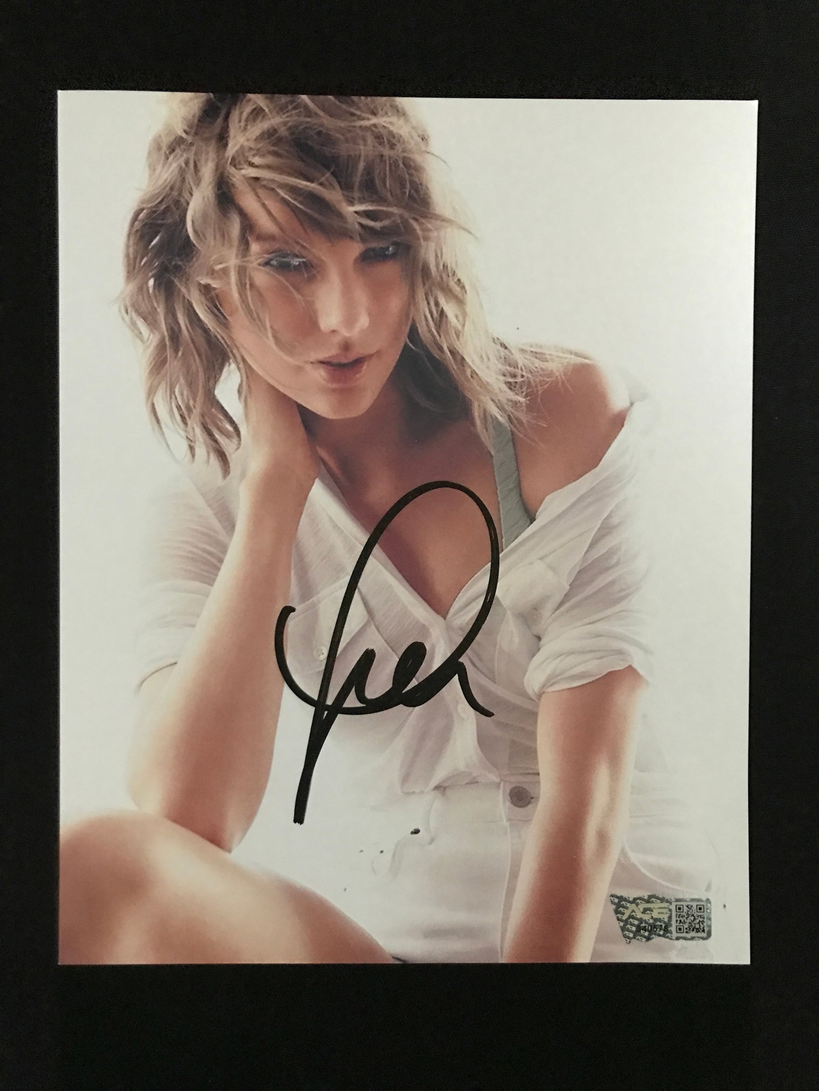 TAYLOR SWIFT SIGNED 8X10 - ACE COA: Prices are in Canadian dollars