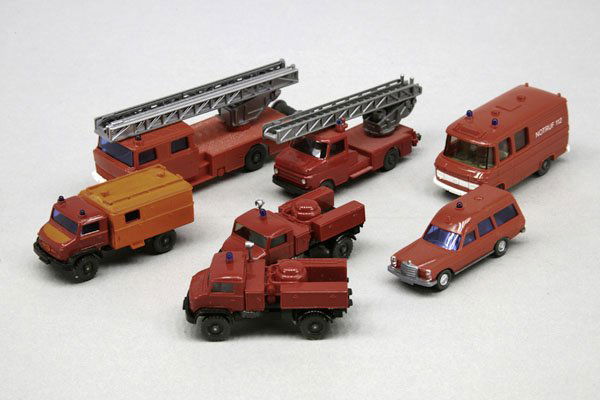 1 Konv. 7 Wiking Feuerwehren, Kunststoff, 2 Kupp: 1 Konv. 7 Wiking Feuerwehren, Kunststoff, 2 Kupplungen def., 1 x ÜL, tw SSP