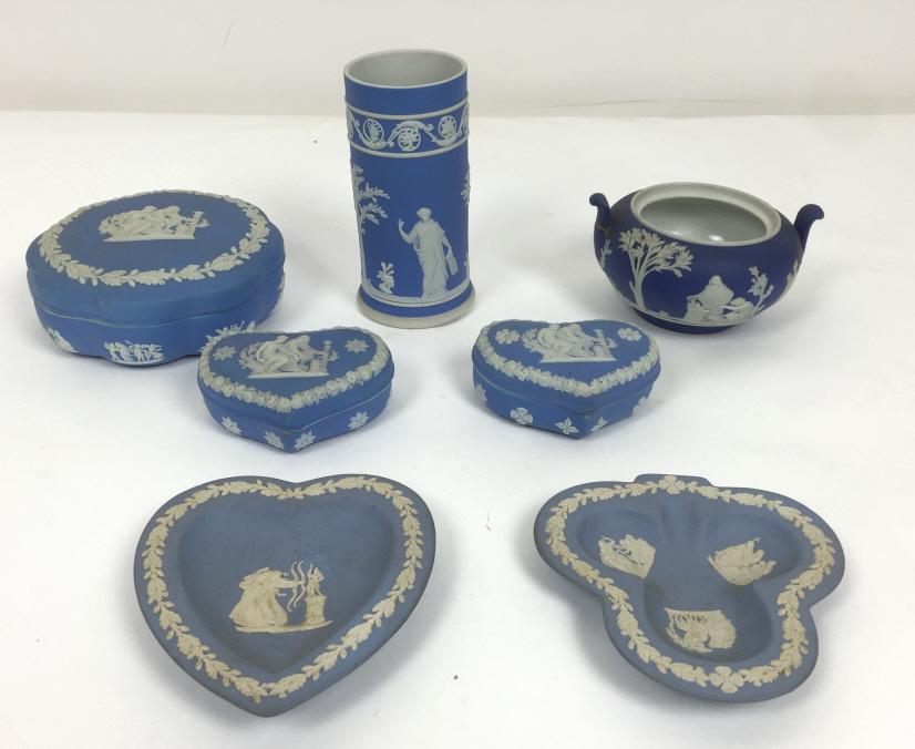 Group Wedgwood & Wedgwood style table articles (1 of 15)
