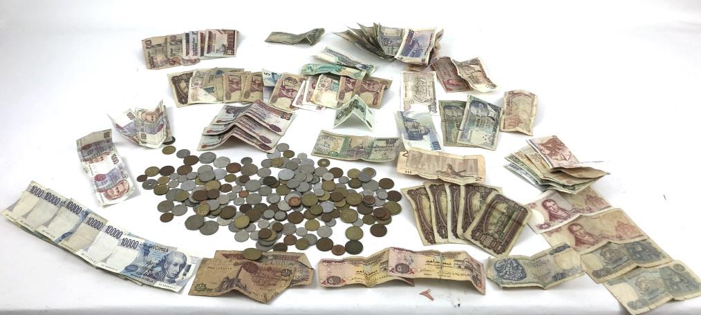 Lot of coins and paper money: Condition, overall wear as is
