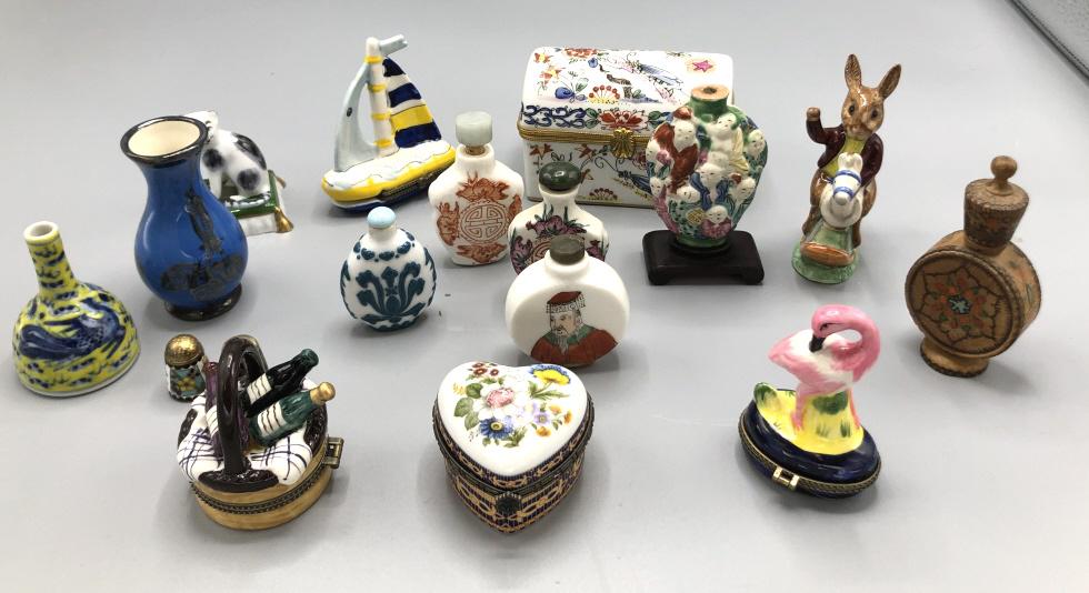 Group of pill boxes, snuff bottles and other items: Approximately 17 pieces Condition, light wear, chip to ear of cat
