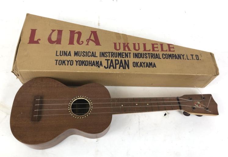 Luna ukulele (1 of 4)