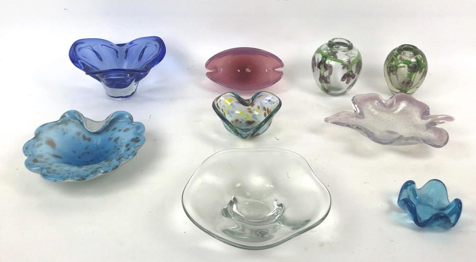 A Group of Art Glass Style Table Articles Approximately (1 of 6)
