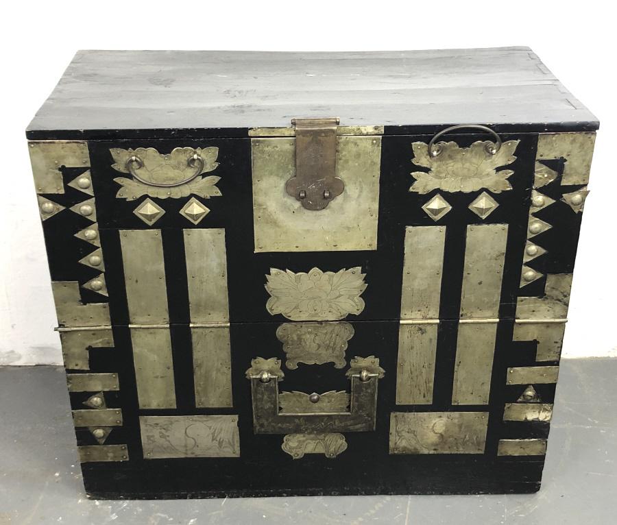 Korean lacquered trunk With applied metal decoration 30 (1 of 6)