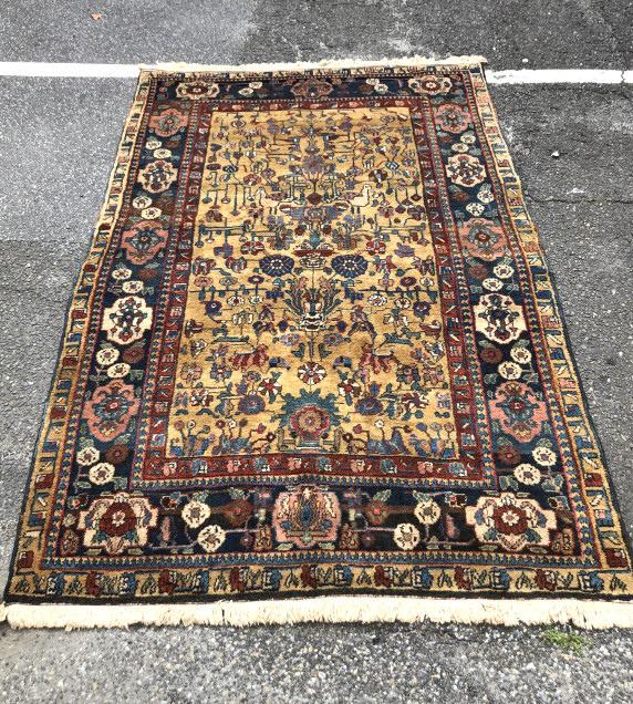 A Floral and Animal Design Rug 9' 2" x 5' 4" Condition, (1 of 6)