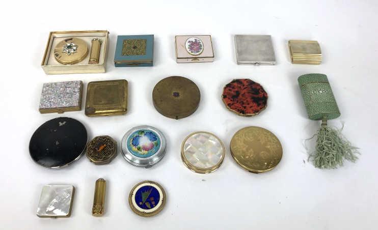 A Group of Compacts & Boxes Approximately 18 pieces: Approximately 18 pieces Condition, overall wear, some scratched and chipped paint