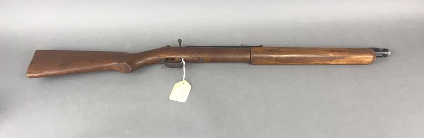 Sheridan Blue Streak Air Rifle Pellet Gun: 5mm Calibur. Condition, untested , cracks in wood , scratches and scuffs, wear to metal, some wood missing, paint splatter