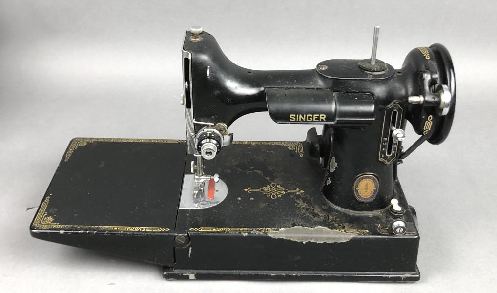 Singer Feather Light Sewing Machine with Case (1 of 6)
