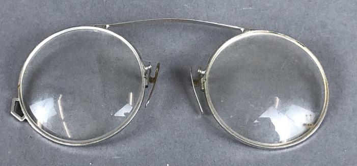 10 K Gold Spring Eyeglasses 1 1/2"h x 4"w Condition, good: 1 1/2"h x 4"w Condition, good
