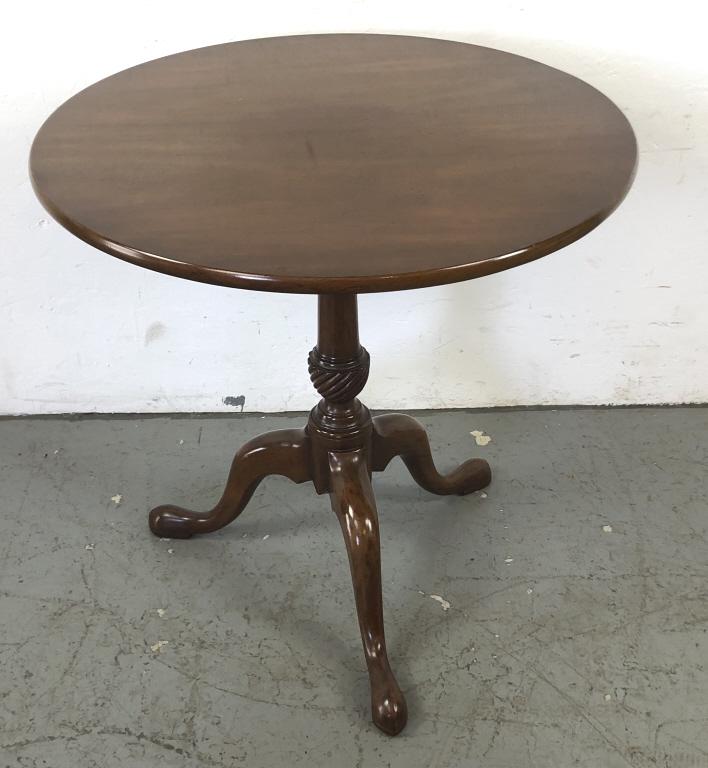 Kittinger Mahogany Tilt Top Table (1 of 4)