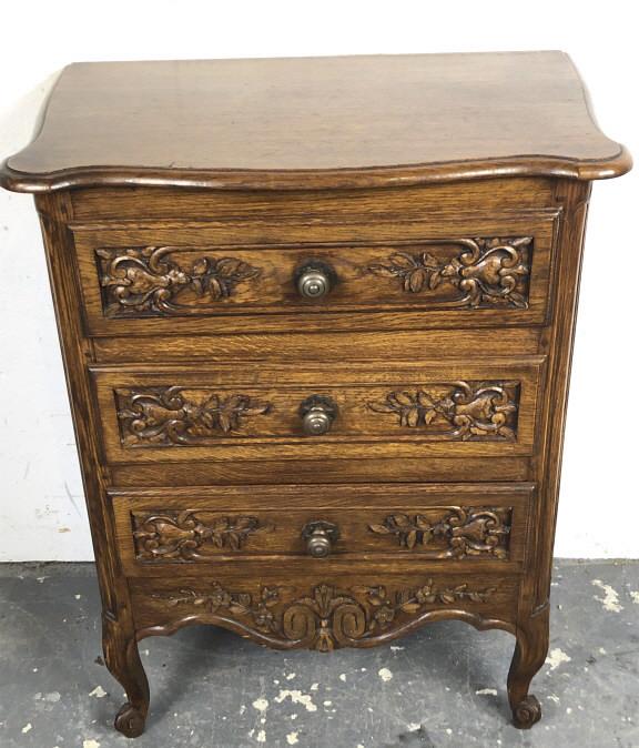 Louis the XV Style Oak Commode: 35"h x 27"w x 17 1/2"d Condition, some scratches and scuffs