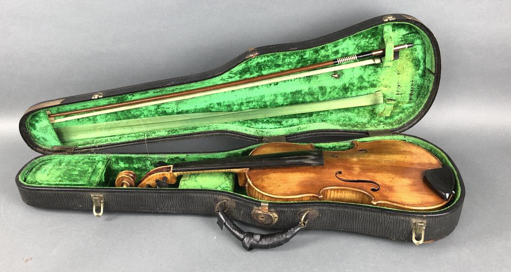 Antonius Stradivarius Copy Violin in Case (1 of 5)