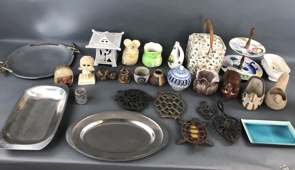 Trivots Pottery Porcelain & Other Table Articles (1 of 14)