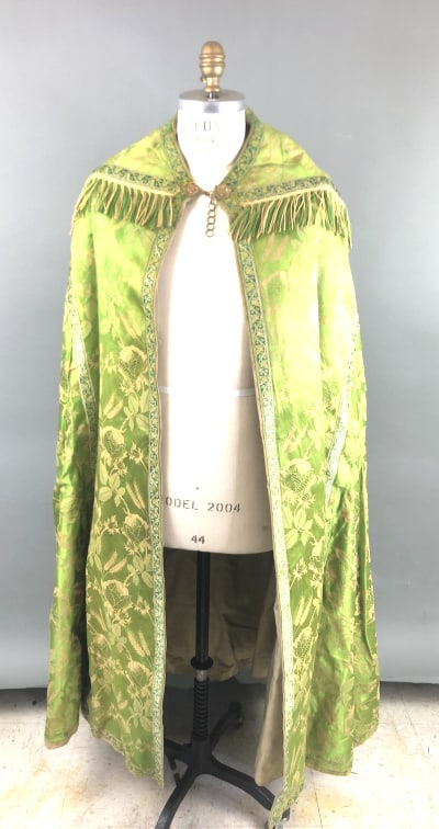 Green Embroidered Chasuble: Green Embroidered Chasuble. Length is 35 1/2" Condition, some loose threads, wear to right lower shoulder (see photo)