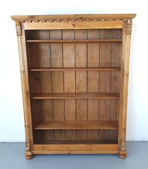 Pine Open Bookcase with Dental Molding. (1 of 3)