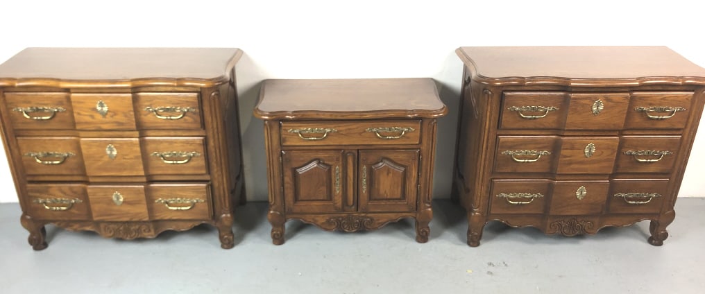 Pair of Thomasville Chests & Bedside Cabinet: Pair of Thomasville Chests & Bedside Cabinet. Chests: 33 1/2"h x 40"w x 19 3/4"d Condition: Some wear to finish on top, scratches and scuffs.