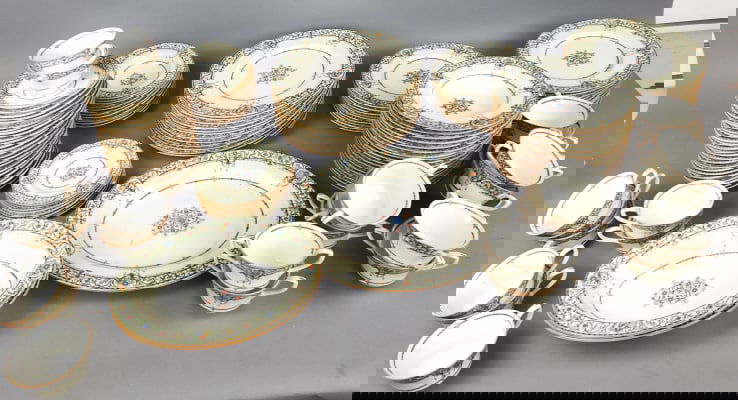 Royal Worcester Chantilly Dinner Service (1 of 5)