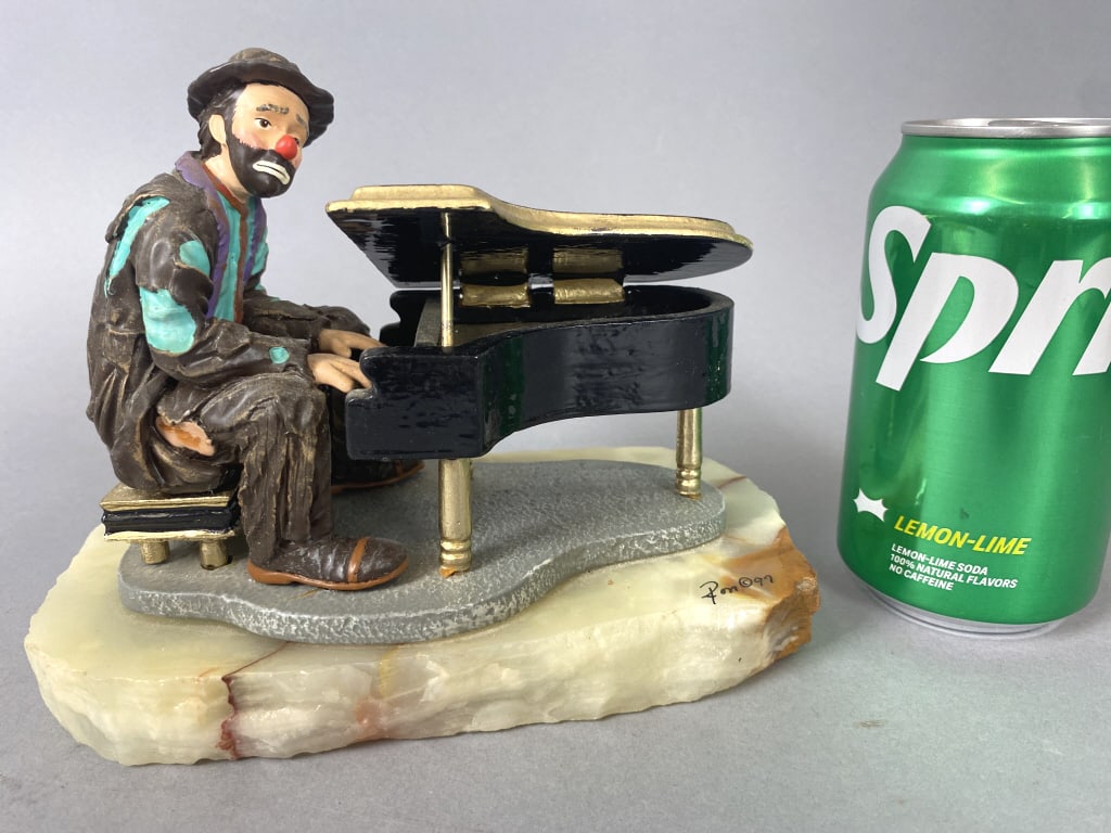 Ron Lee Pewter Sculpture "Emmett at the Piano" 520: Ron Lee Pewter Sculpture "Emmett at the Piano" 523/950. Includes certificate of authenticity. 8"h x 4 1/2"w Condition: Good, dusty.