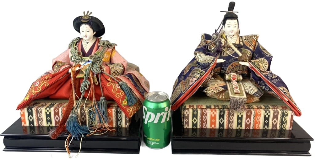 Japanese Hina Matsuri Dolls Emperor & Empress: Japanese Hina Matsuri Dolls Emperor & Empress. Overall: 12"h x 12"w x 8 1/2"d Condition: Good.