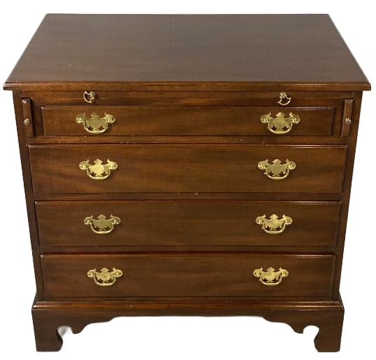 Kittinger Mahogany 4 Drawer Chest: Kittinger Mahogany 4 Drawer Chest. 30 3/4"h x 31 1/4"w x 18 1/4"d Condition: Some minor scratches & scuffs
