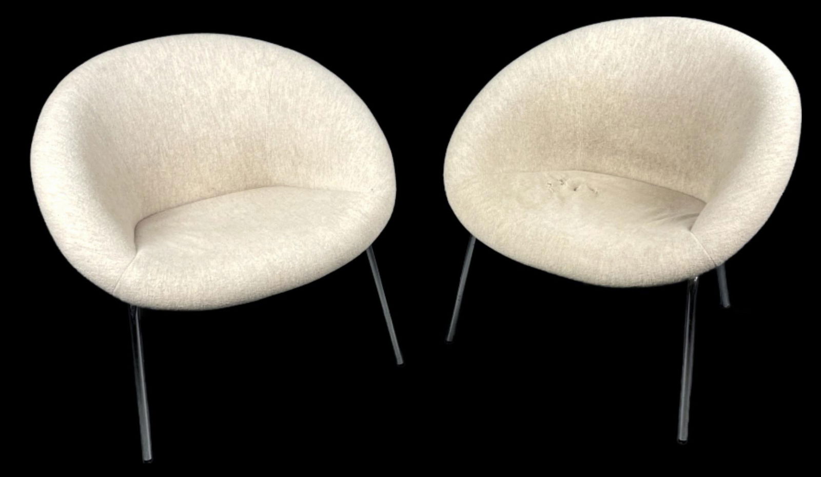 Pair of Knoll Style White Upholstered Arm Chairs: Pair of Knoll Style White Upholstered Arm Chairs. 28"h x 29 1/2"w x 29 1/4"d Condition: Some rips to fabric, some pet dander.