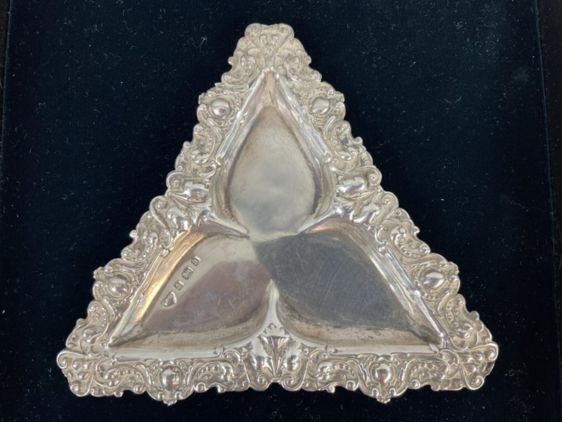 Antique English Sterling Silver Trefoil Dish: Antique English Sterling Silver Trefoil Dish. Approx. 1.58 troy ounce. 5 1/4"triangle Condition: Good.