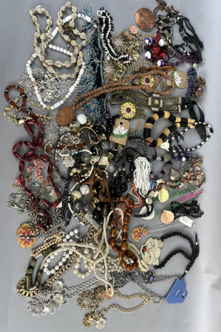 Lot of Costume Jewelry Necklaces (1 of 7)