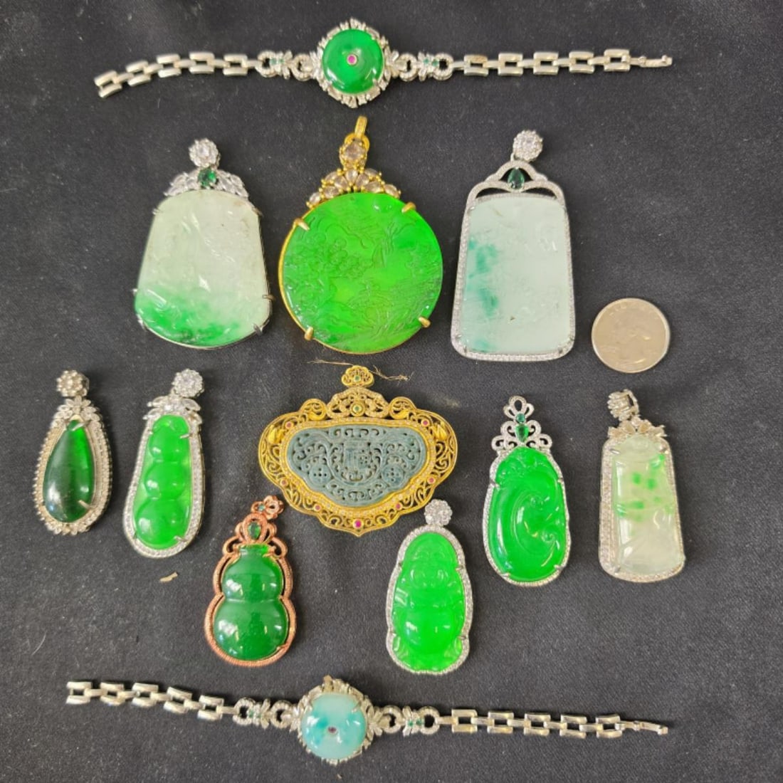 Group of Jade & Hardstone Bracelets & Pendants (1 of 4)