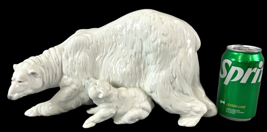 Nao Lladro Polar Bear with Cub Figurine: Nao by Lladro Large Mother Polar Bear with Cub figurine. Measures 7"h x 12.75"w x 5?d. Condition: Good.