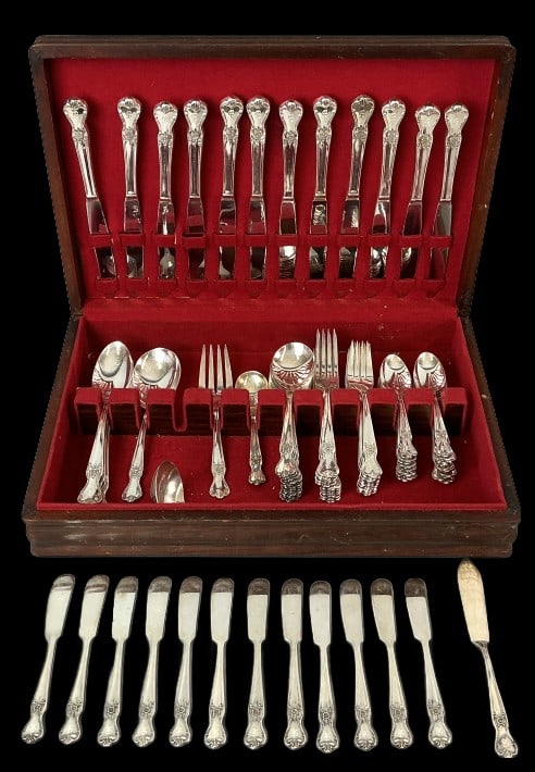 Old Community Plate Silverware Set: Old Community Plate silverware set. Silver plated. Comprised of: 12 knives, 12 butter knives, 11 serving pieces, 24 teaspoons, 11 dinner forks, 12 salad forks, 12 soup spoons, Longest piece measures 9