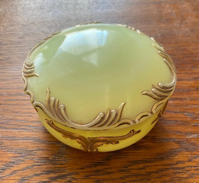 Custard Glass Victorian Dresser Jar 1880 (1 of 3)