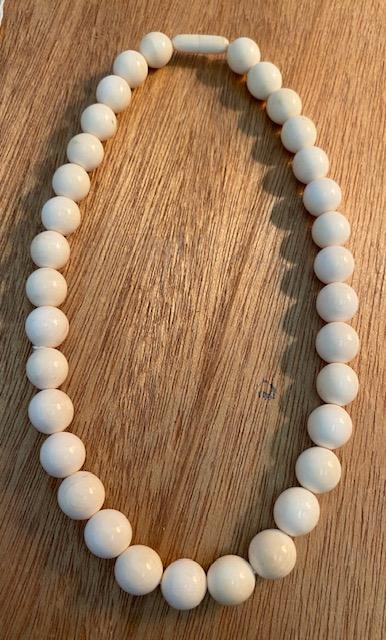 Vintage beaded choker necklace FAUX IVORY 1930: Vintage bone bead choker necklace. Screw clasp is also made of faux Ivory. Nice consistent cream colored round beads. Necklace measures 16.5 inches. FREE DOMESTIC SHIPPING.